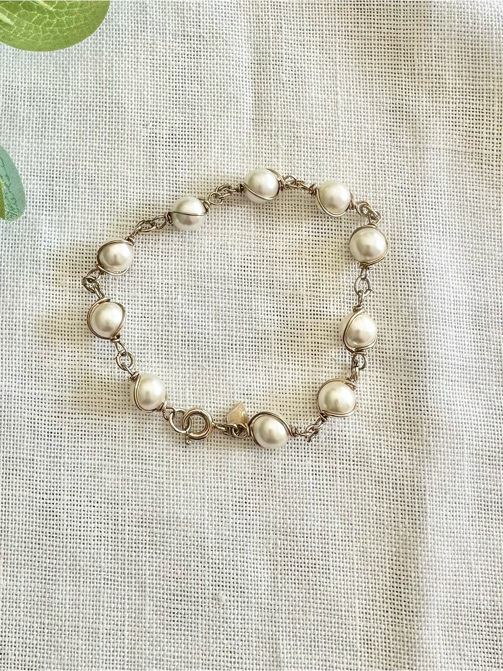 Vintage Sarah Coventry faux pearl swirl bracelet